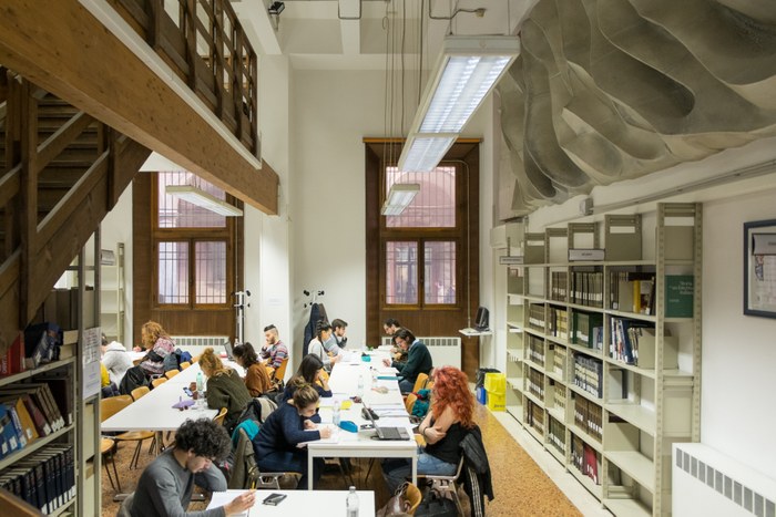 Biblioteca Bdu, sala lettura con la scultura in maiolica di Carlo Zauli